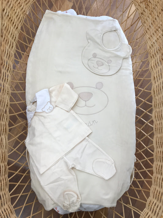 Coordinato nascita Nanan in cotone beige coperta con orso centrale tutina due pezzi con orsetti e cappello abbinato