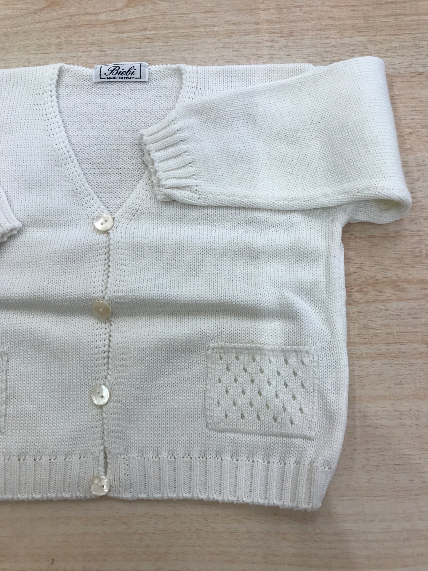 Cardigan Biebi in filo panna con bottoncini sul davanti e tasche traforate