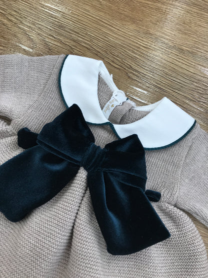 Tutina Baby Lord in lana due pezzi pantalone in velluto verde e dettaglio di fiocco in velluto sul davanti