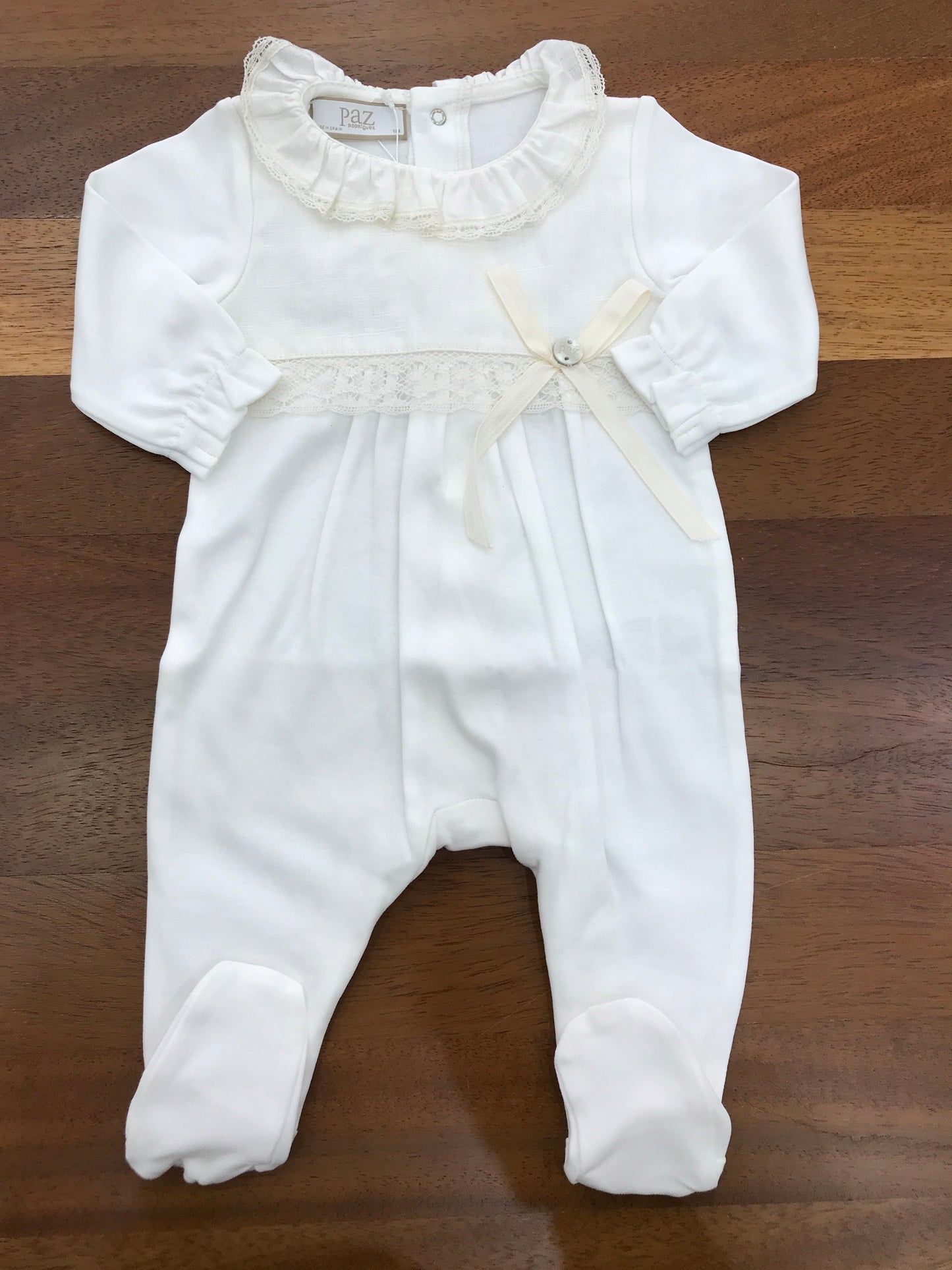 Tutina Paz Rodriguez in cotone bianca manica lunga con piedini con collo con rusche in lino con corpetto in lino con pizzo e fiocchetto