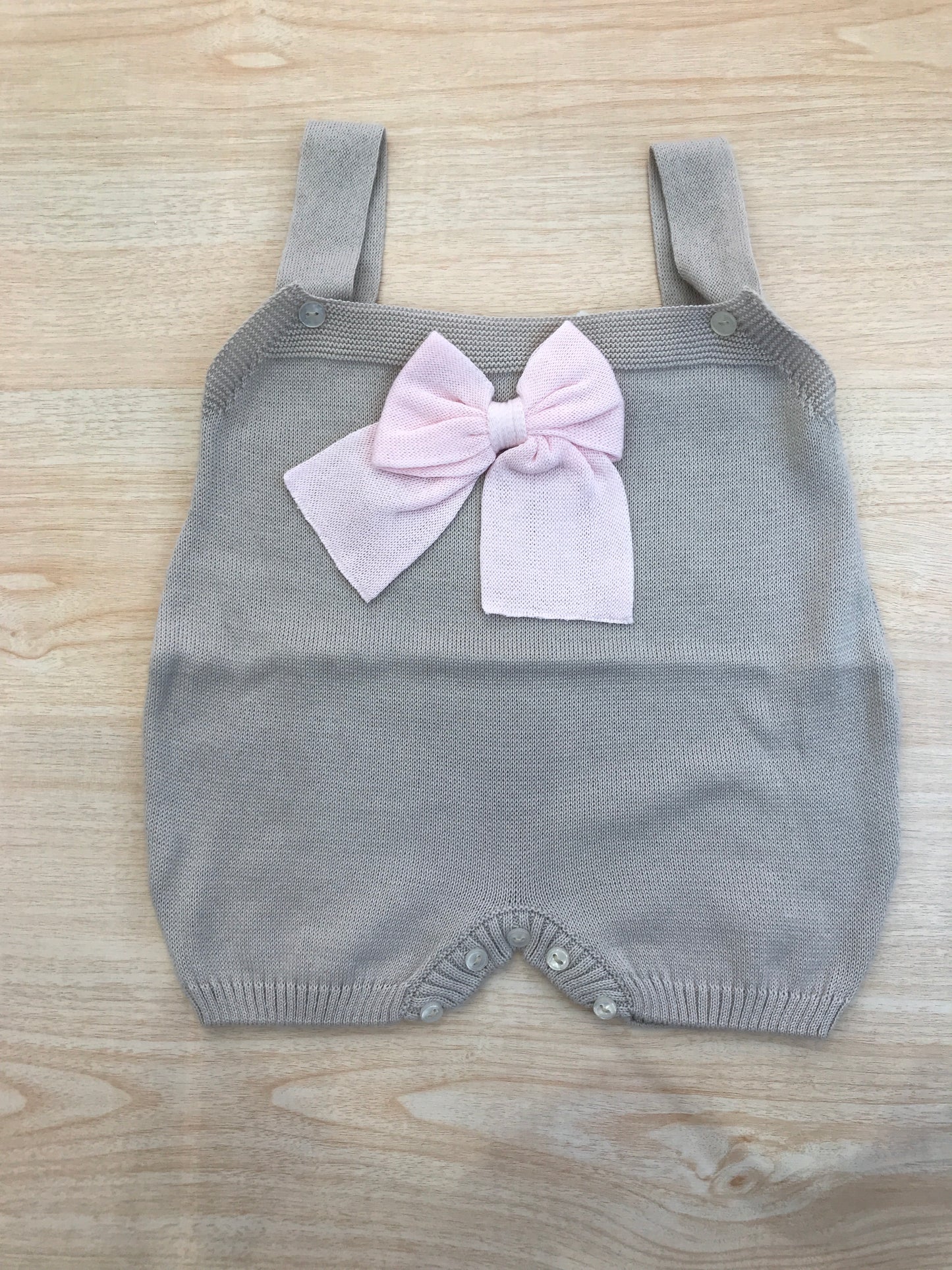Salopette Baby Lord in filo con bretelle con fiocco rosa sul davanti