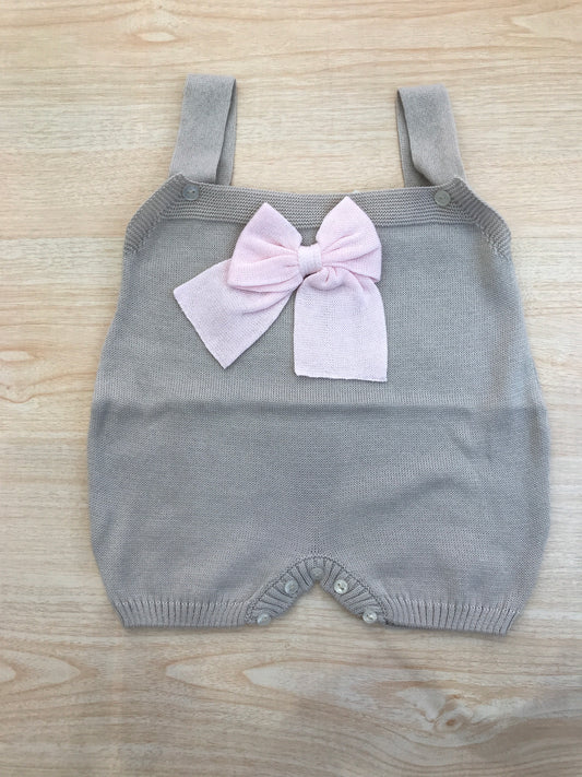 Salopette Baby Lord in filo con bretelle con fiocco rosa sul davanti
