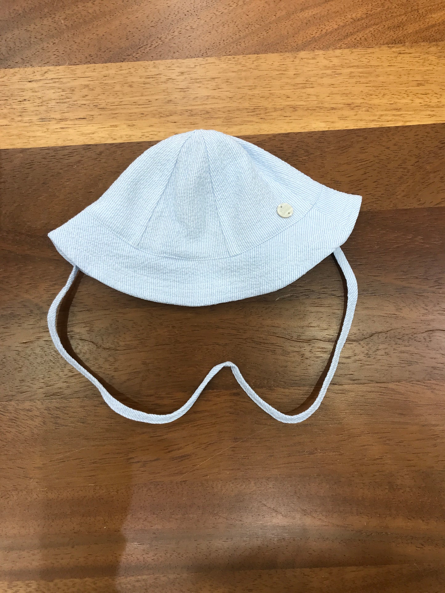 Cappello Paz Rodriguez in cotone a righe celesti e bianche con bordo smerlato e con laccio sotto collo