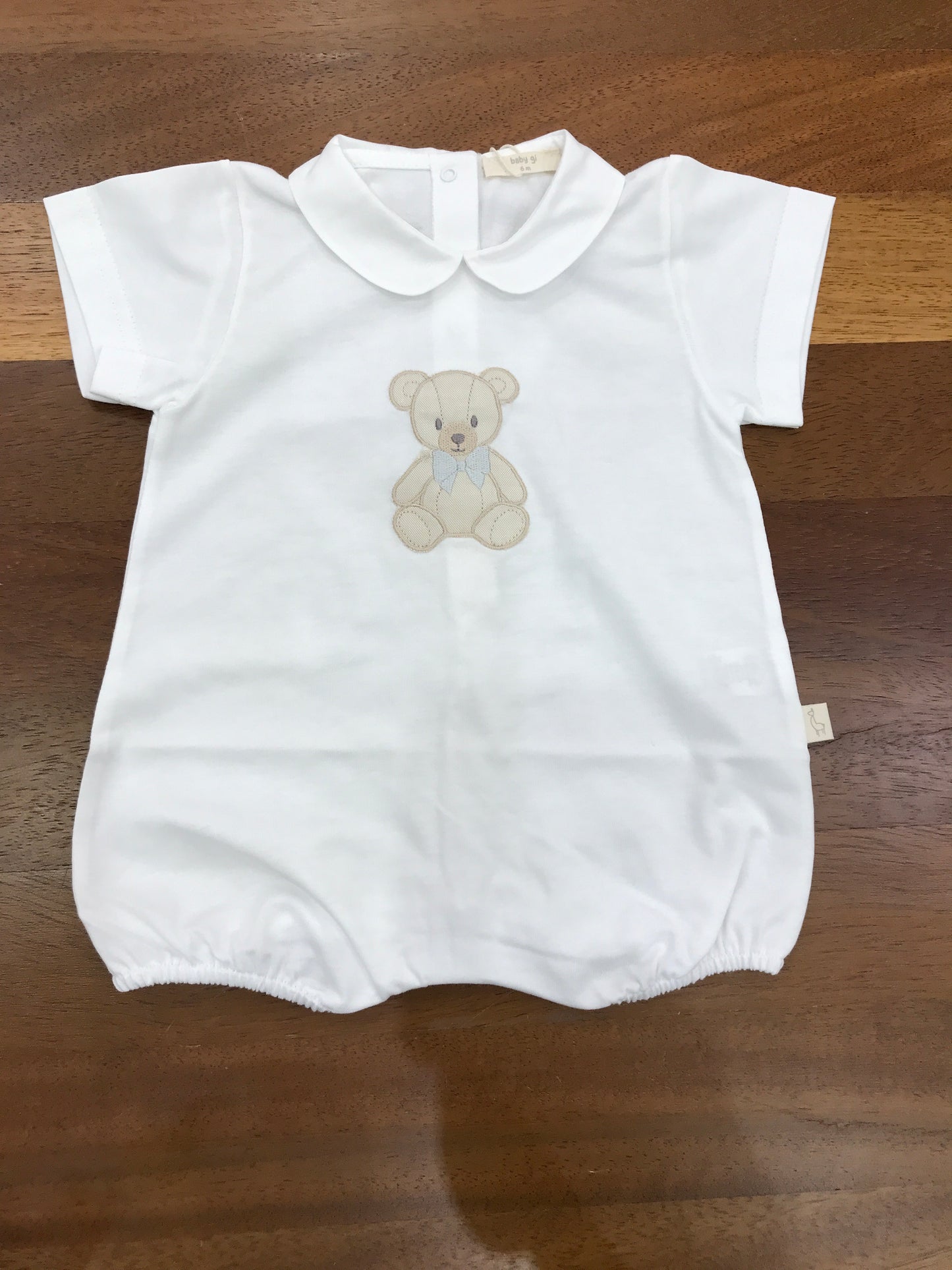 Pagliaccetto Baby Gi bianco corto mezza manica con collo tondo con orsetto applicato sul davanti con fiocco