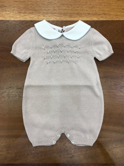 Pagliaccetto Baby Lord in filo tortora mezza manica collo tondo bianco con lavorazione di punto smock celeste sul  centro