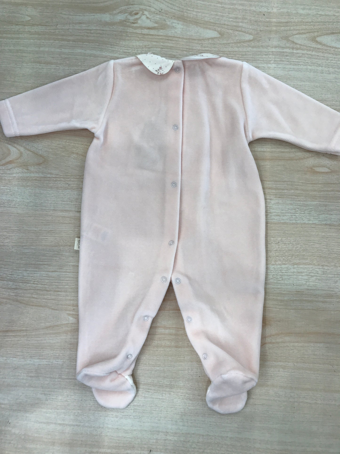 Tutina Baby Gi in ciniglia rosa pesca intera con fiocco ricamato al centro e colletto panna floreale