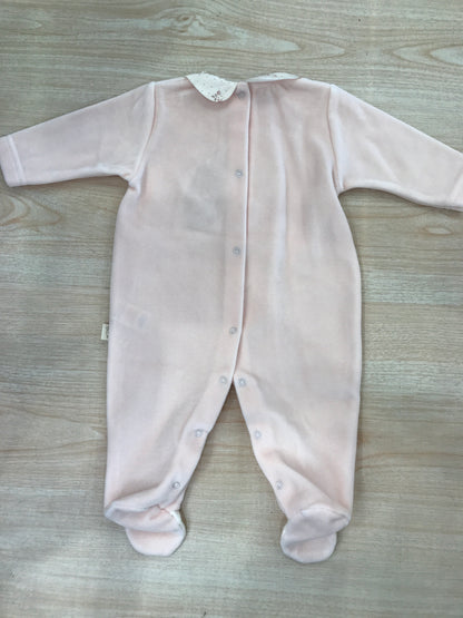 Tutina Baby Gi in ciniglia rosa pesca intera con fiocco ricamato al centro e colletto panna floreale