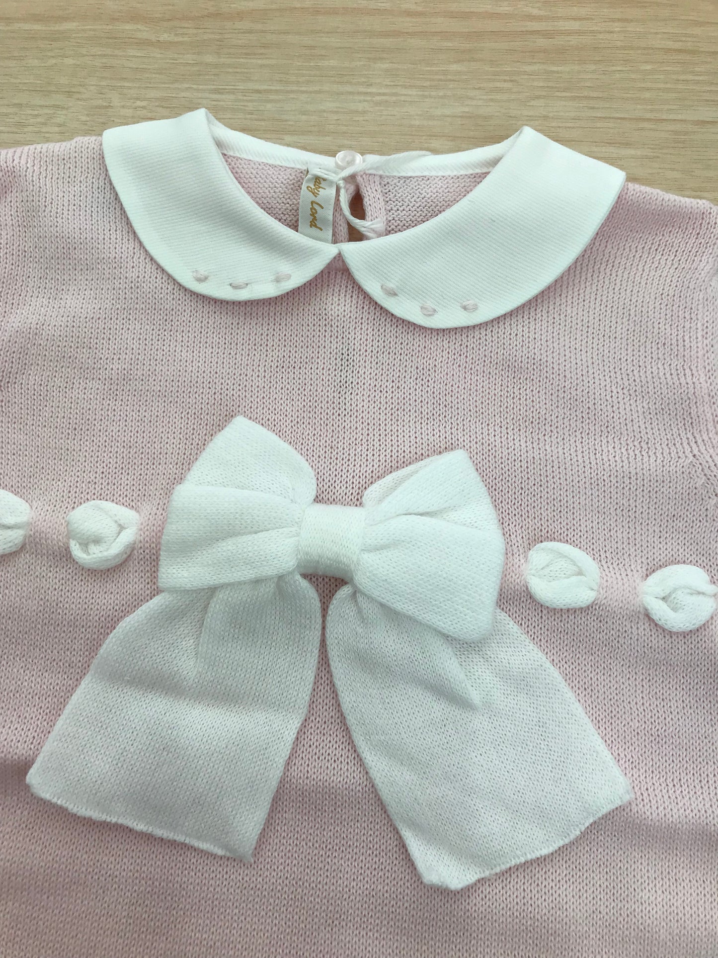 Pagliaccetto Baby Lord in filo mezza manica con colletto bianco con pois rosa e fiocco con passanastro bianco sul davanti