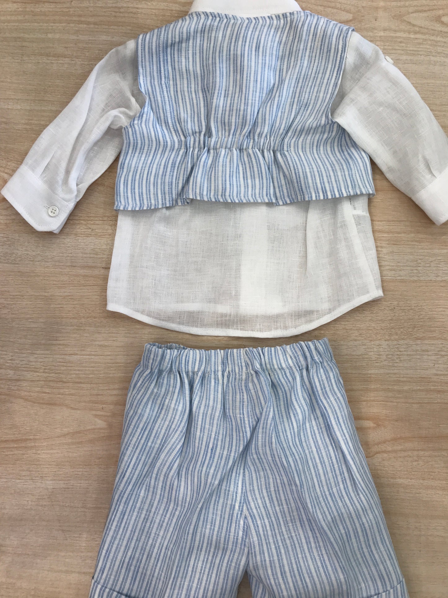 Completo Cielo Blu in lino camicia manica lunga bianca con gilet e bermuda celeste e righe bianche con papillon abbinato