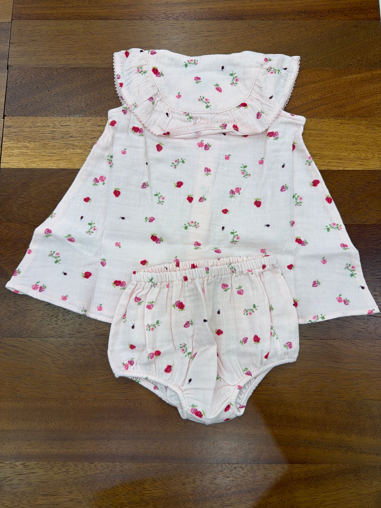 Completo Petit Bateau in mussola due pezzi collo con rusche rosa decorato da roselline con abbinata culotte