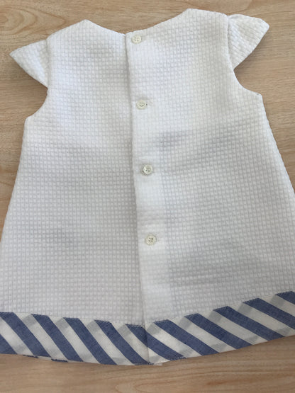 Abito Paz Rodriguez in cotone bianco smanicato con passanastro a righe bianche e blu con fiocchetto