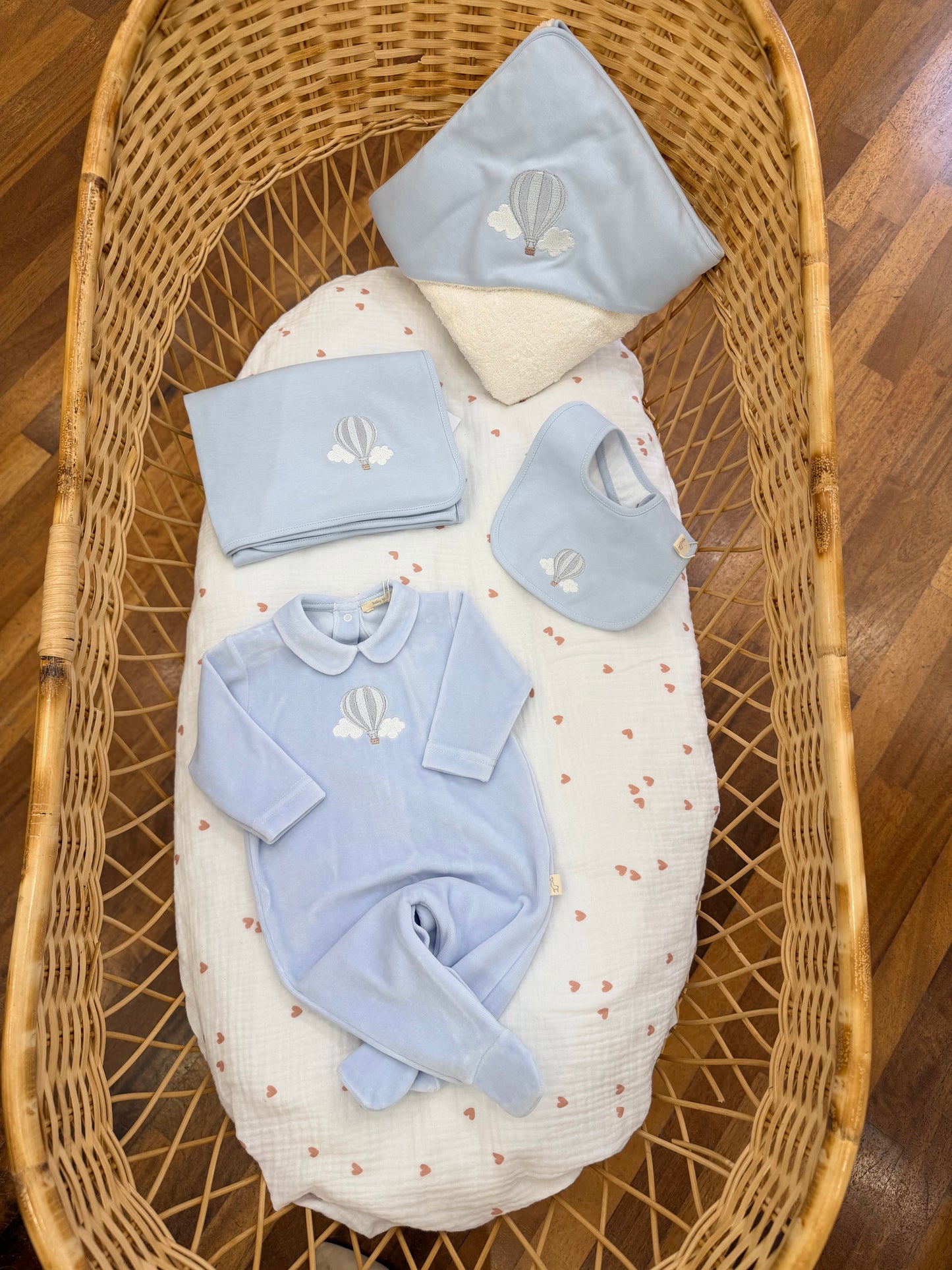 Coordinato nascita Baby Gi tutina intera in ciniglia bavetta mussola e accappatoio abbinate con piccola mongolfiera