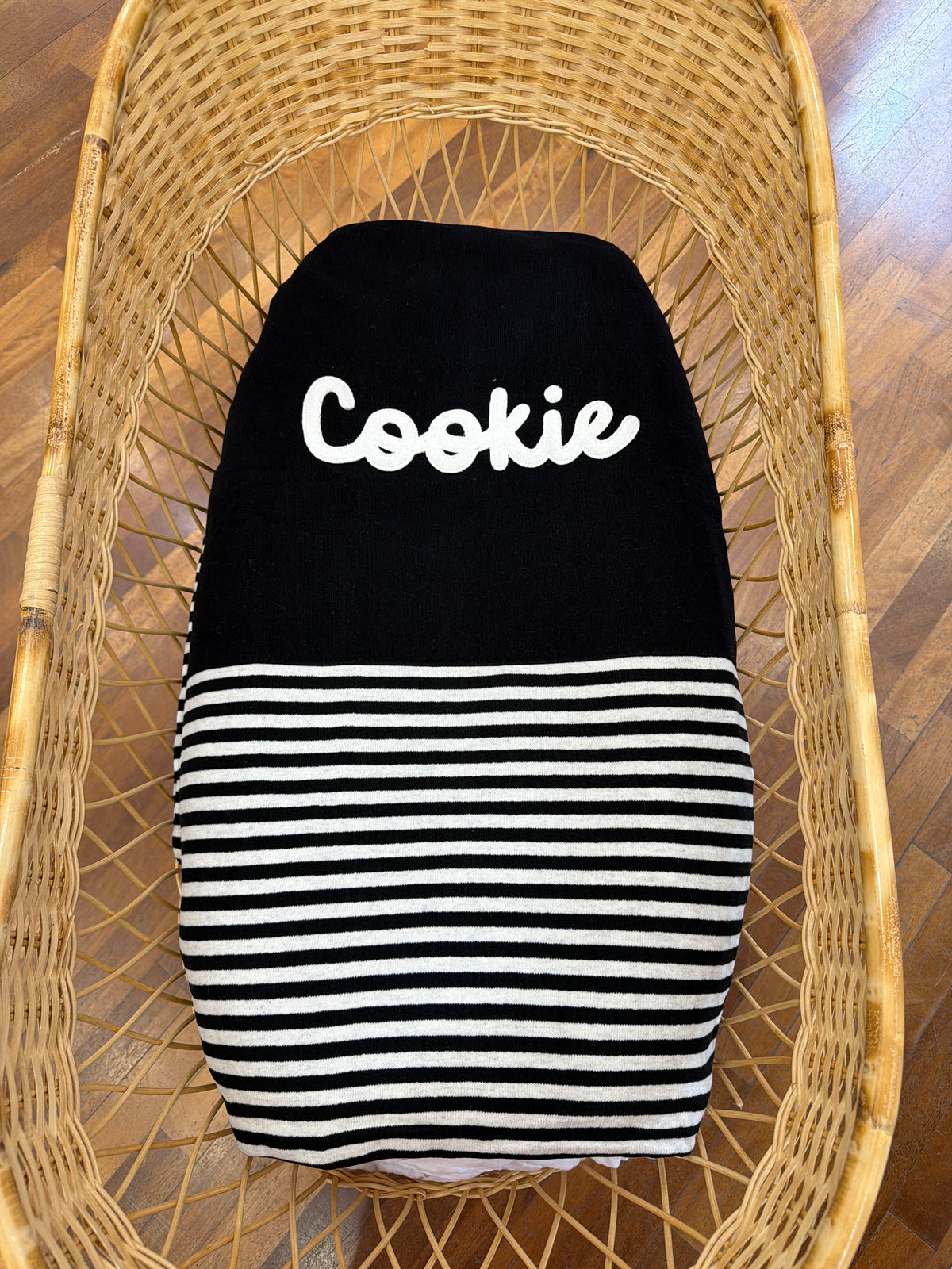 Coperta Nanan in caldo cotone a righe bianche e nere con scritta centrale "Cookie"