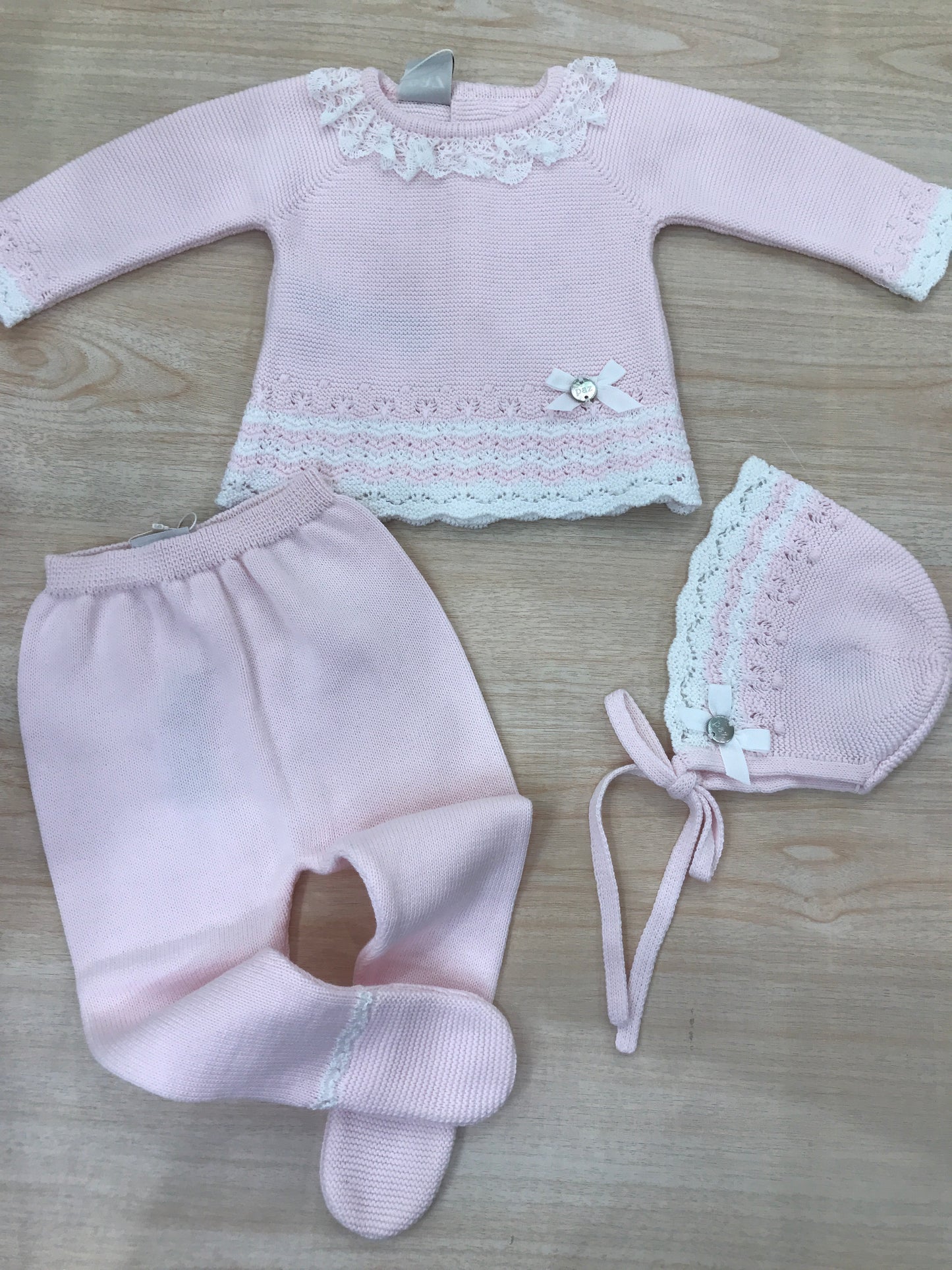 Tutina Paz Rodriguez in filo rosa manica lunga gamba lunga con ricami in bianco con pizzo al colletto e fiocchetto laterale