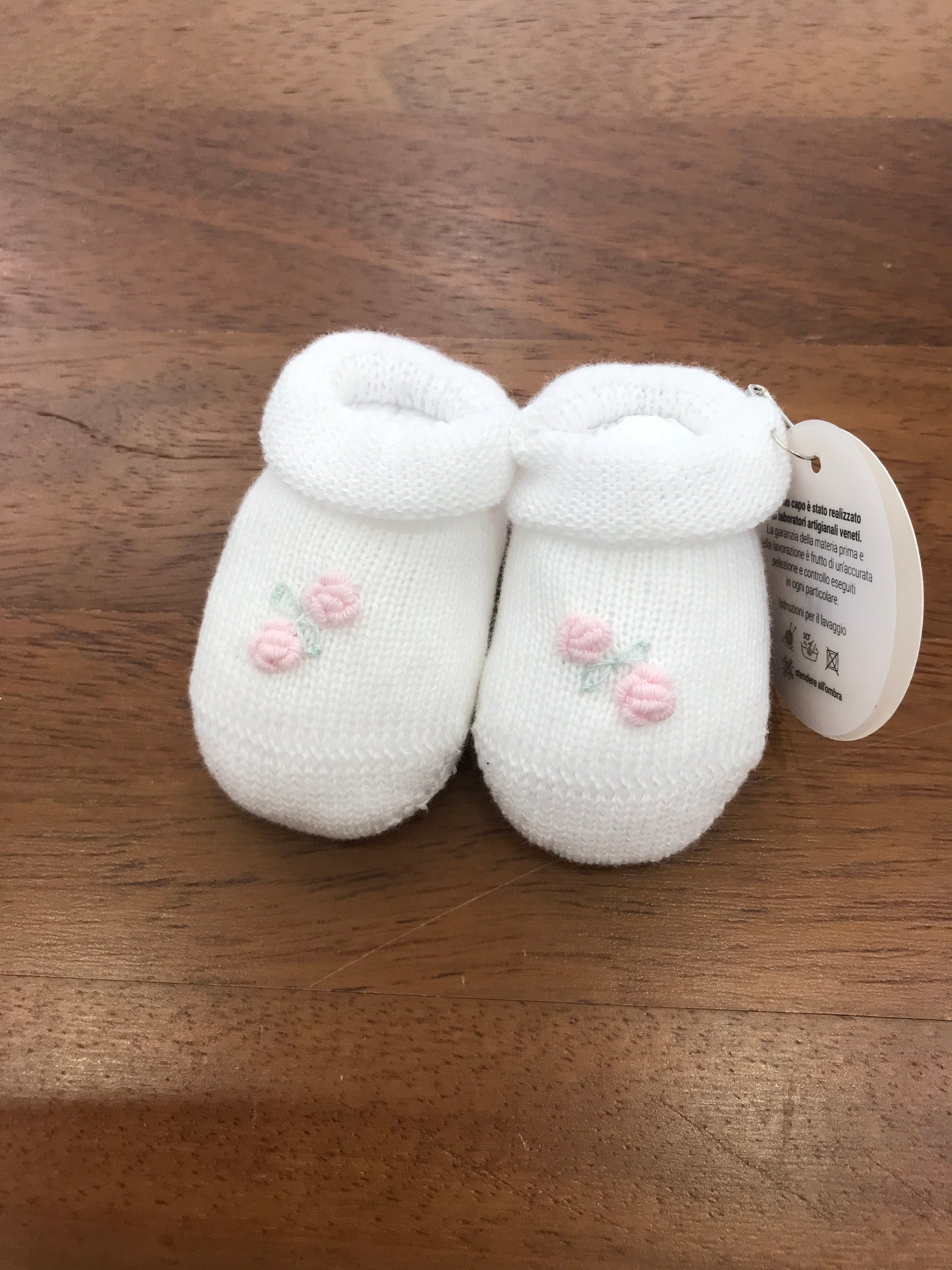 Babbucce Baby Lord in filo bianche con rose rosa ricamate a mano sul davanti