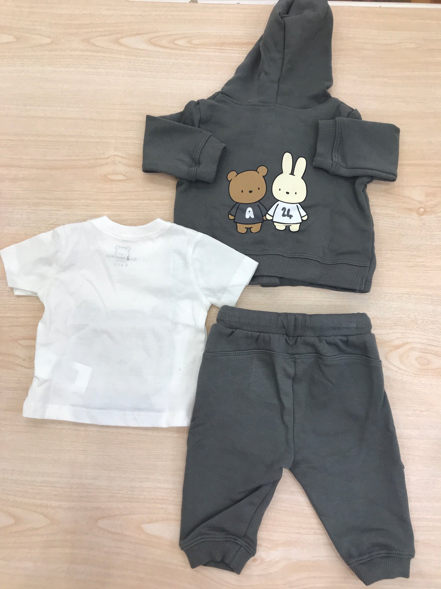 Tuta AVentiQuattrore in cotone grigio scuro tre pezzi t-shirt felpina e pantalone lungo con sacca abbinata decorato da orsetti