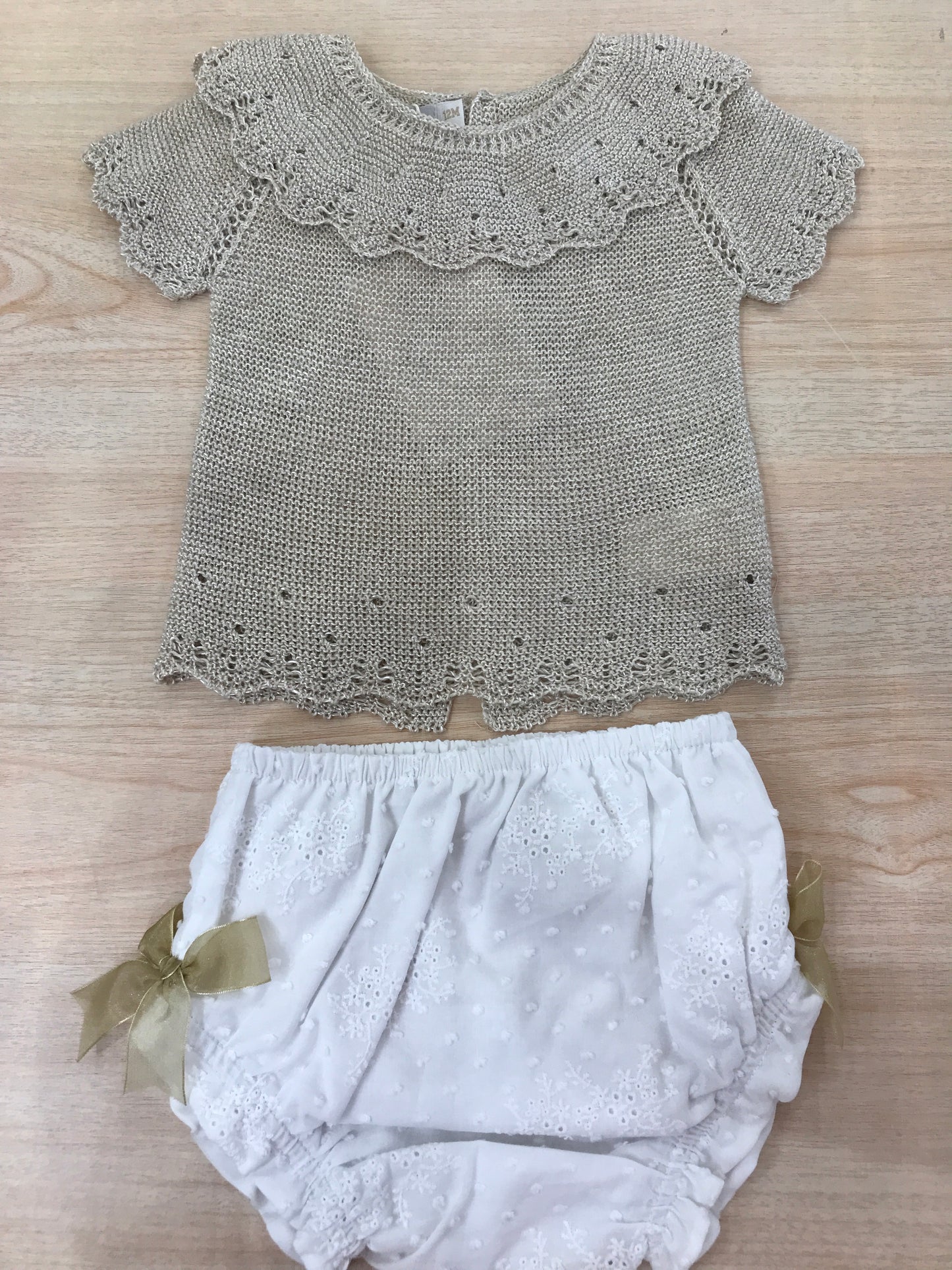 Completo PCS infilo t-shirt mezza manica traforata con collo con rusche con culotte bianca e fiocchetti