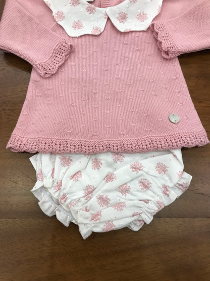 Completo Paz Rodriguez in filo rosa manica lunga collo smerlato bianco con fiori rosa con culotte abbinata bianca di cotone con fiori rosa