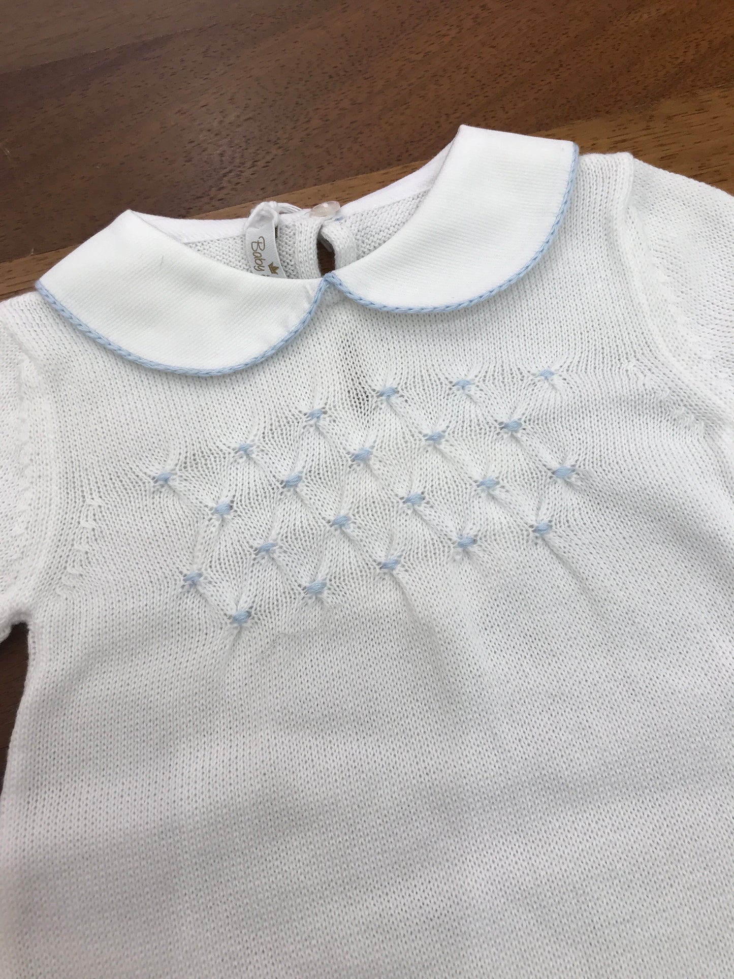 Pagliaccetto baby lord in filo bianco mezza manica collo tondo lavorazione di punto smock celeste sul petto