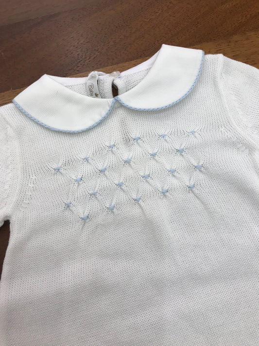 Pagliaccetto baby lord in filo bianco mezza manica collo tondo lavorazione di punto smock celeste sul petto