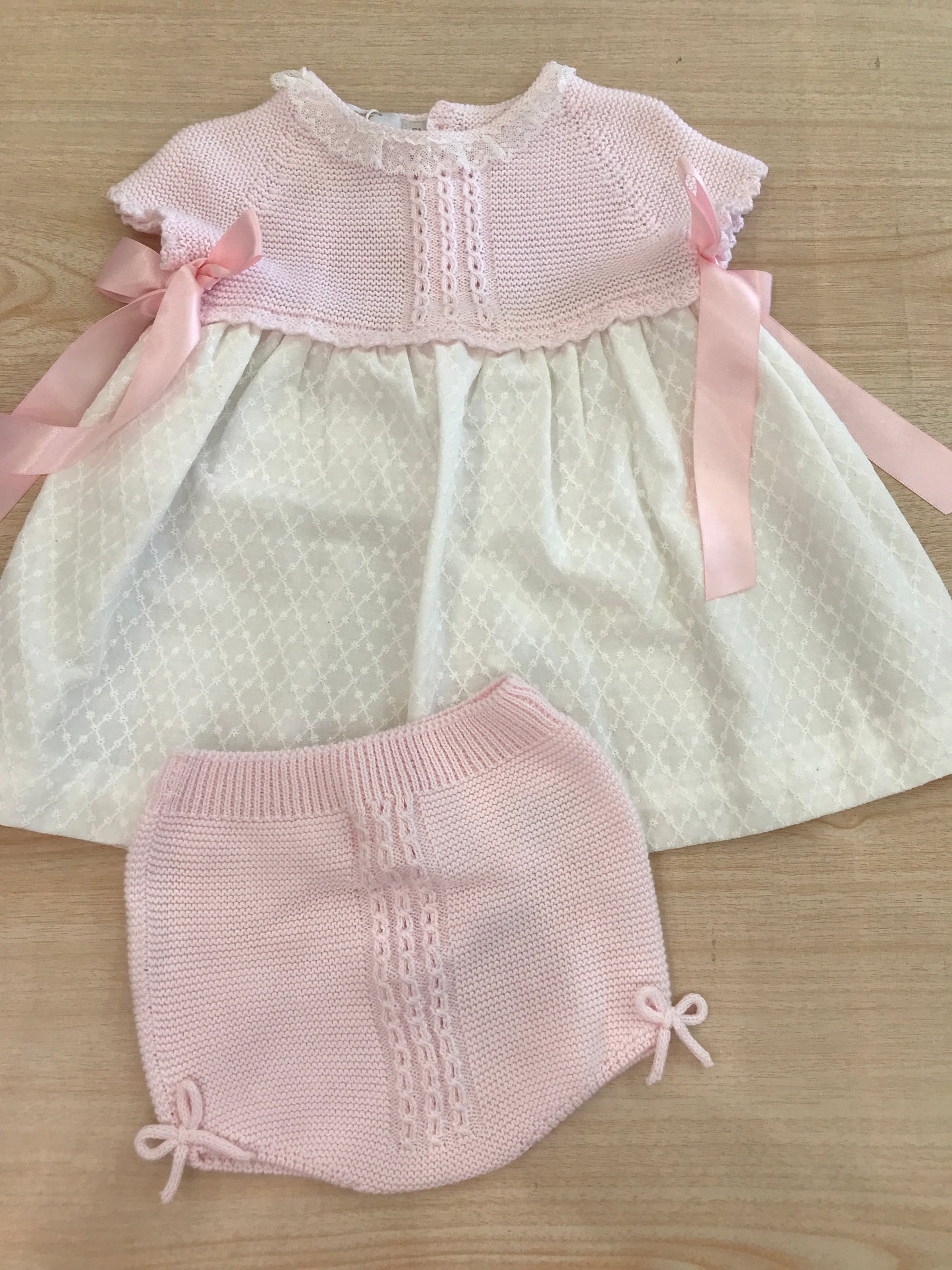 Abito PCS con corpetto in filo rosa mezza manica con fiocchetti alterali con gonna bianca con culotte