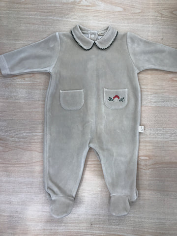 Tutina Baby Gi in ciniglia tortora intera con colletto ricamato in verde e sul davanti due taschine una con fungo ricamato