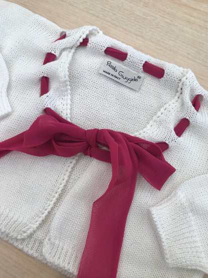 Cardigan Piccola Giuggiola in filo bianco con laccio fucsia