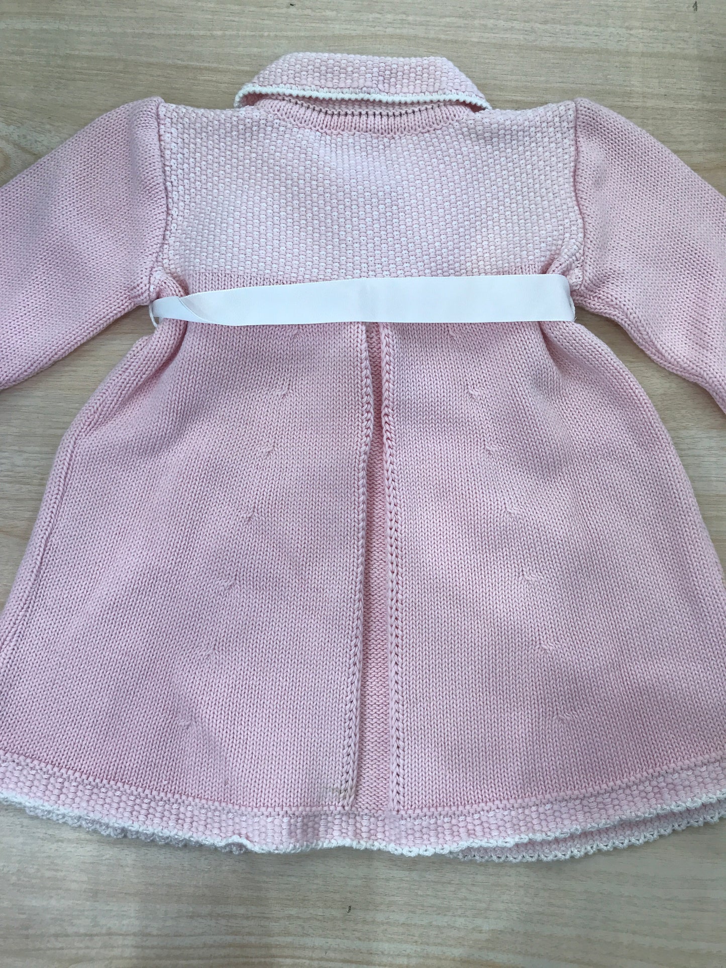 Cappotto Paz Rodriguez in filo rosa con bottoncini e nastro bianco in vita