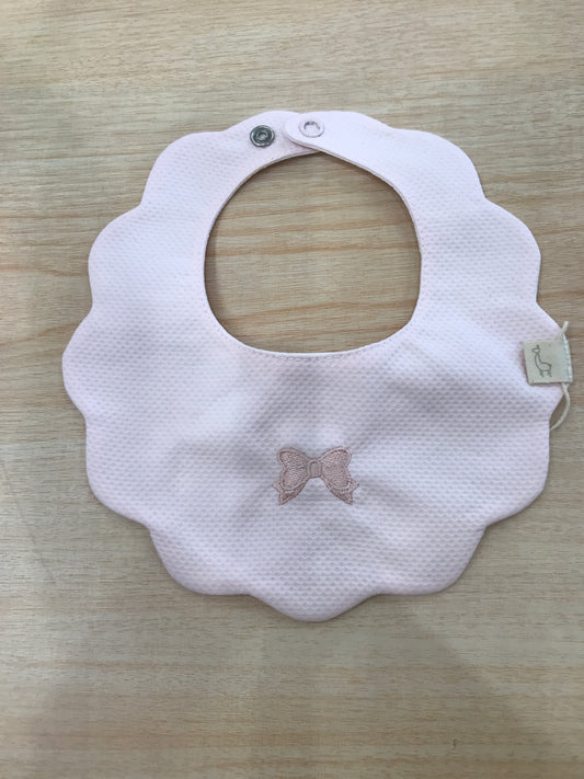 Bavetta Baby gi in piquet rosa smerlata con chappette con fiocchetto rosa ricamato al centro