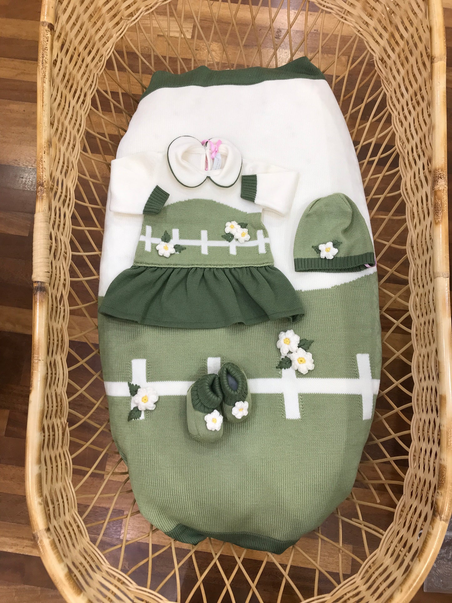 Coordinato nascita Colori Chiari in lana verde e bianco con prato con margherite bianche in rilievo abitino con cappello e babbucce