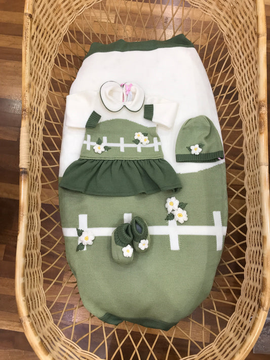 Coordinato nascita Colori Chiari in lana verde e bianco con prato con margherite bianche in rilievo abitino con cappello e babbucce