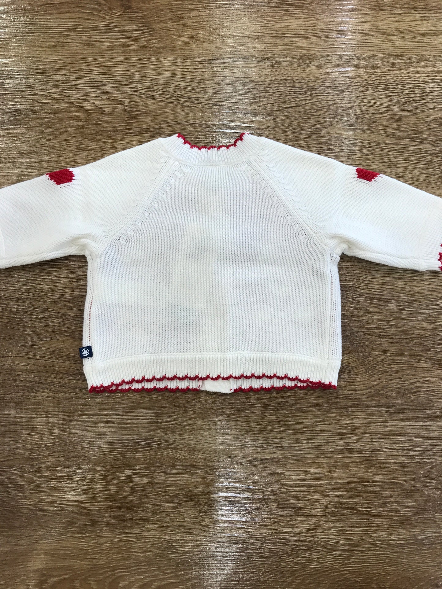 Cardigan Petit Bateau manica lunga smerlato in rosso con piccoli cuoricini fiocchetti e barchette ricamate