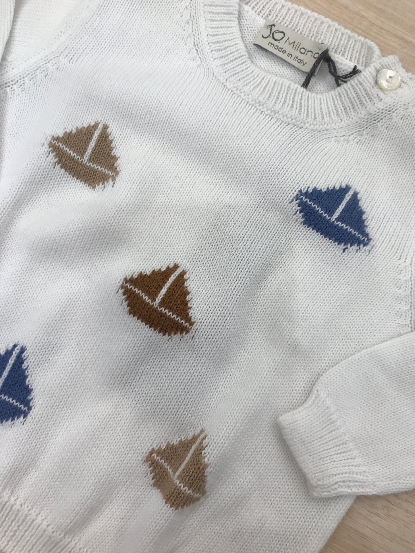 Maglione Jo Milano in filo bianco manica lunga con barche colorate ricamate sul davanti