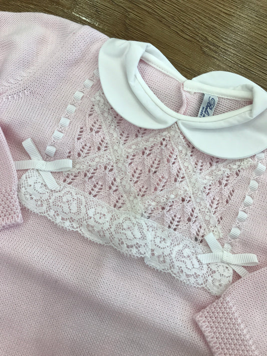 Tutina Bebè di Almy in filo rosa collo tondo bianco con pizzo sul corpetto