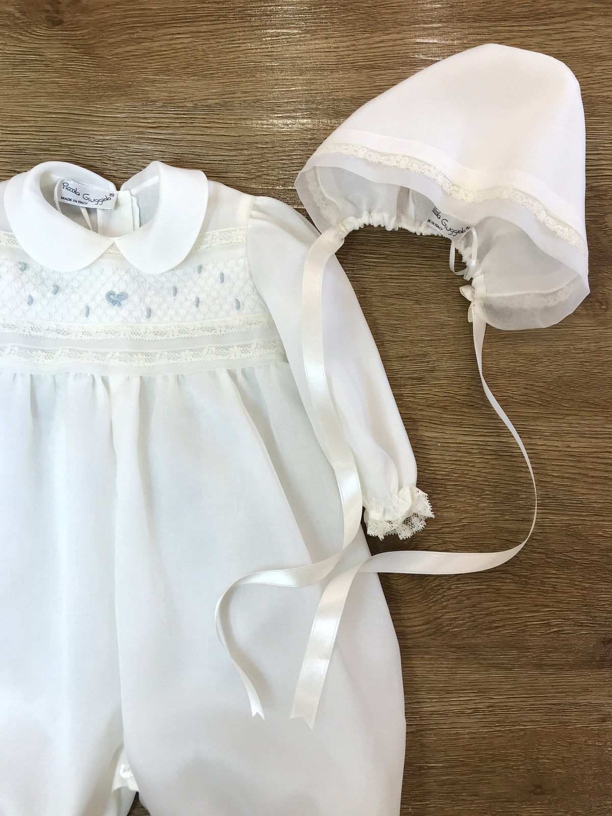 Pagliaccetto Piccola Giuggiola in organza in seta panna manica lunga con polsini rifinito da valancienne e corpetto con ricami in celeste