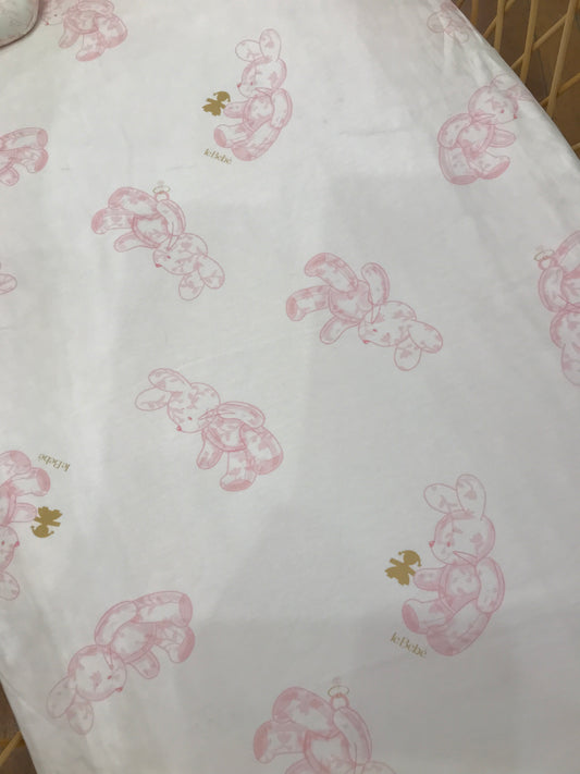 Coperta Le Bebè in cotone rosa con coniglietti su tutt'essa e coniglio peluche applicato lateralmente