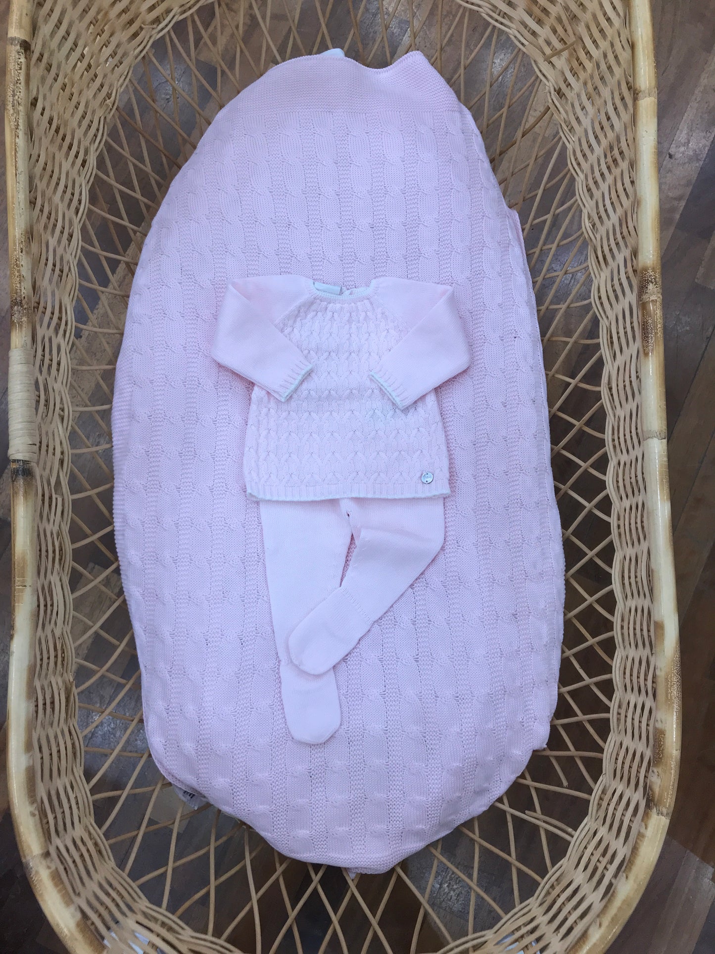 Coordinato nascita Baby Lord in filo rosa coperta con lavorazione di trecce tutina due pezzi con lavorazione a maglia