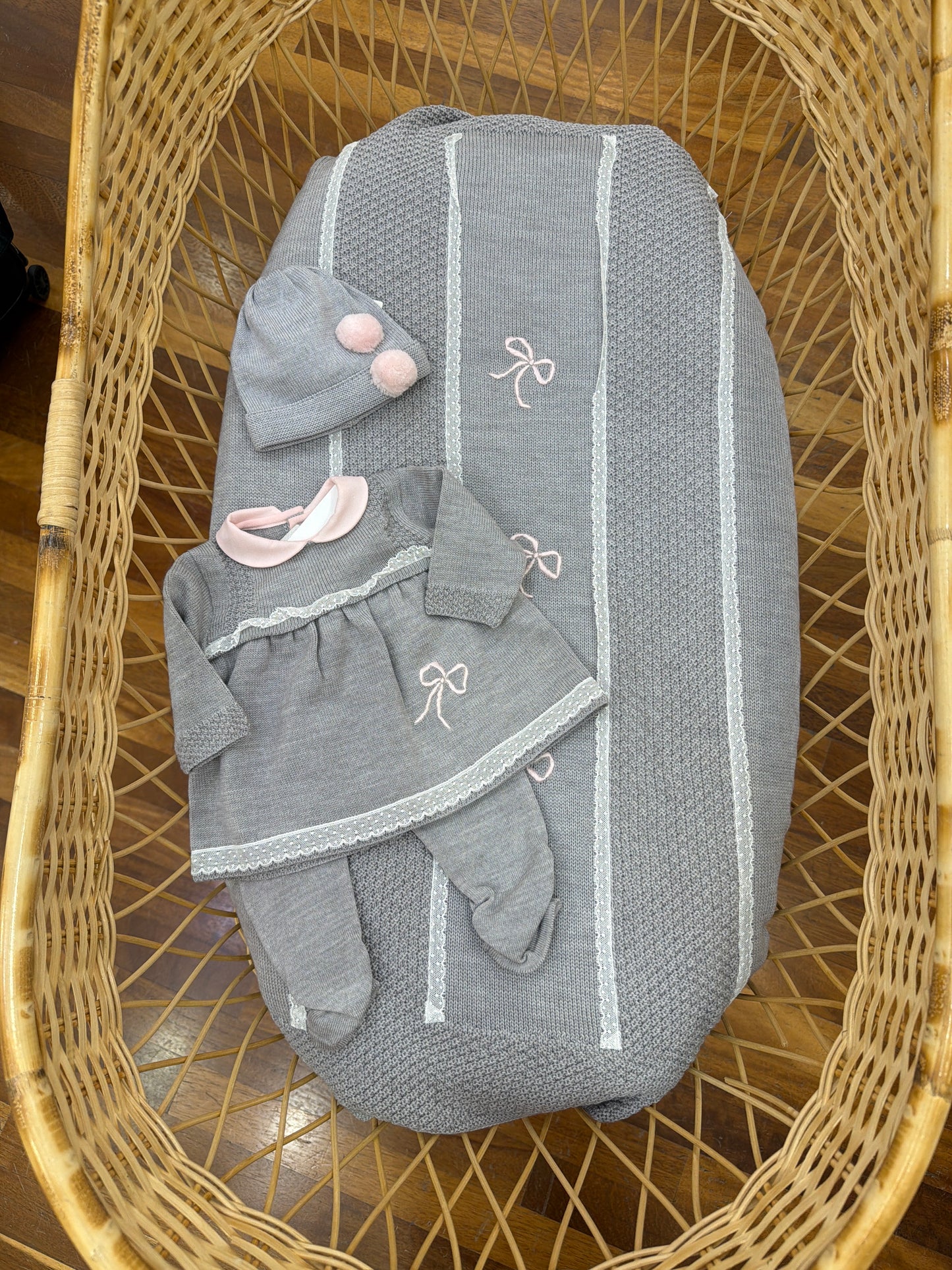 Coordinato nascita Delizie Baby in lana grigio con merletto e fiocchetti ricamati a mano in rosa
