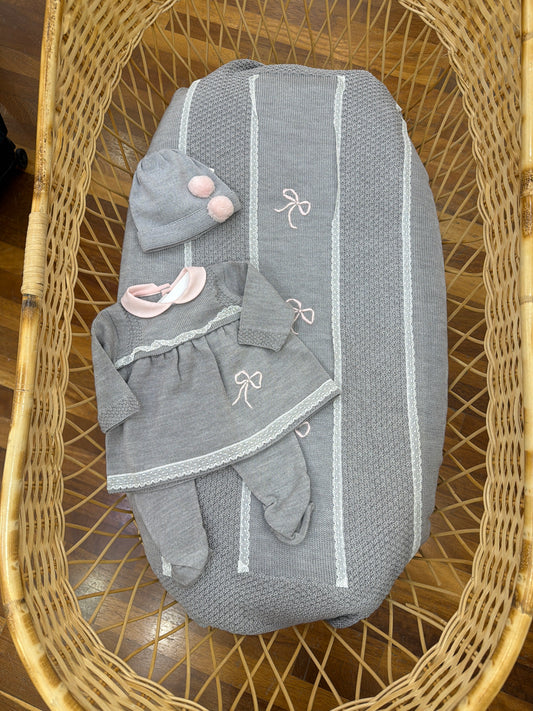 Coordinato nascita Delizie Baby in lana grigio con merletto e fiocchetti ricamati a mano in rosa