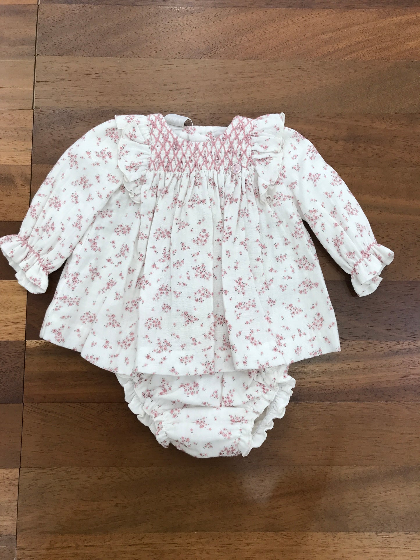 Abitino Paz Rodriguez caldo cotone manica lunga collo con punto smock rosa rivestito da fiori rosa, con gonna ampia e culotte abbinata