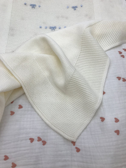 Coperta Baby Lord in lana panna con nodi d'amore celesti ricamati al centro