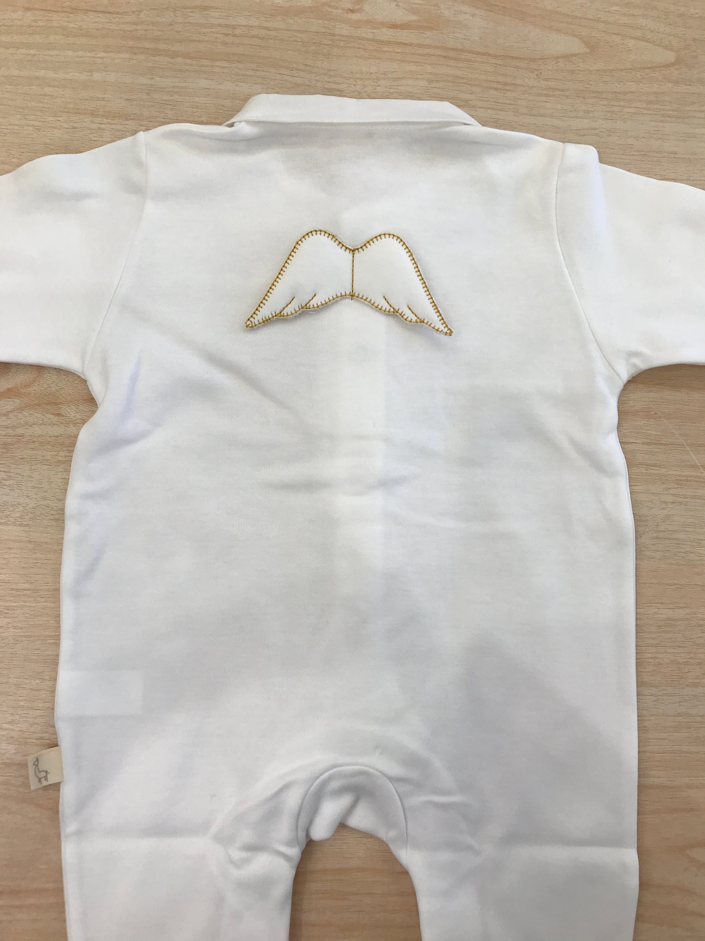 Tutina Baby Gi in cotone manica lunga con piedini con chiusura antipanico e sul retro ali dorate