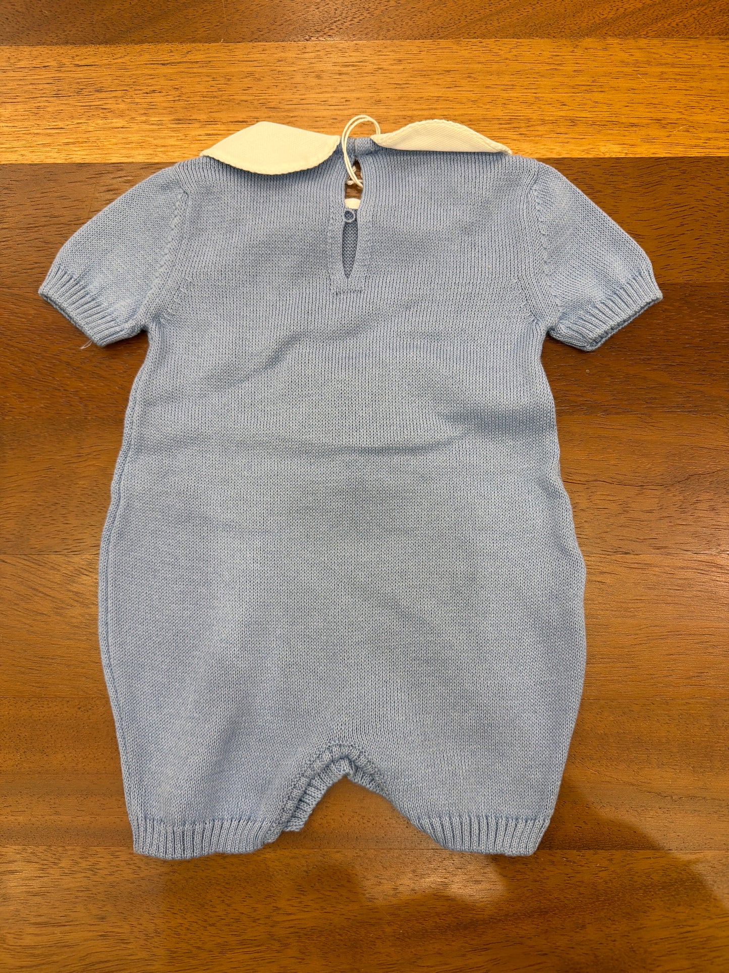 Pagliaccetto Baby Lord in filo celeste mezza manica collo tondo bianco riquadro con lavoro a maglia con pois bianchi e fiocco