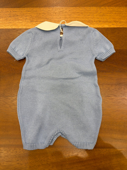 Pagliaccetto Baby Lord in filo celeste mezza manica collo tondo bianco riquadro con lavoro a maglia con pois bianchi e fiocco