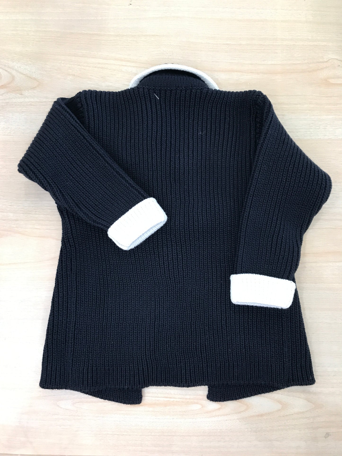 Cardigan Colibrì in filo di cotone blu scuro rifinito bianco con bottoncini sul davanti