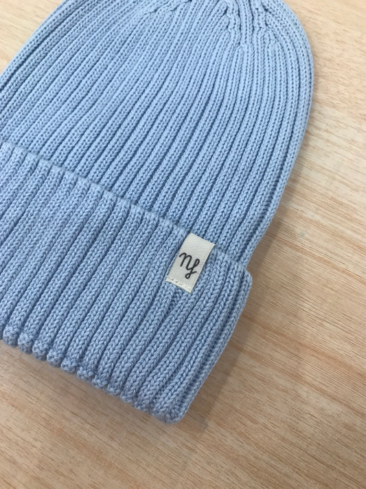 Cappello Nannafrufrù in filo di cotone celeste a righe con risvolto