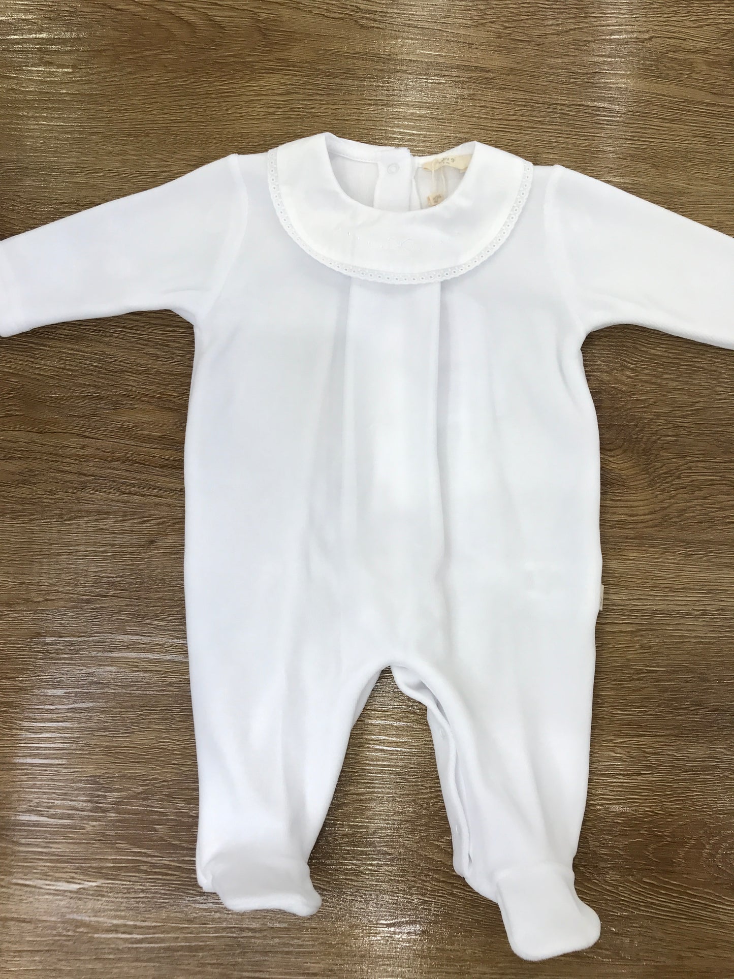 Tutina Baby Gi in ciniglia bianca intera con collo tondo smerlato bianco e fiocchetto bianco ricamato