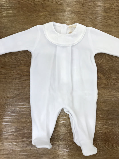 Tutina Baby Gi in ciniglia bianca intera con collo tondo smerlato bianco e fiocchetto bianco ricamato
