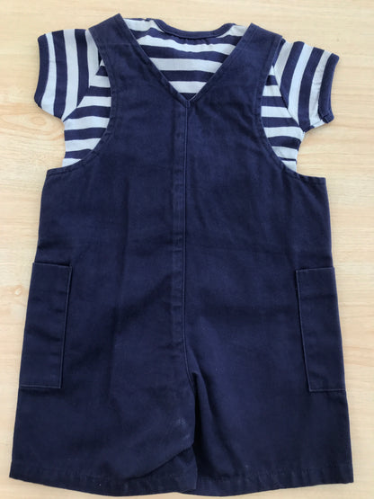Completo BonPoint in cotone salopette con bretelle blu scuro con tasconi laterali con t-shirt a righe bianche e celesti mezza manica