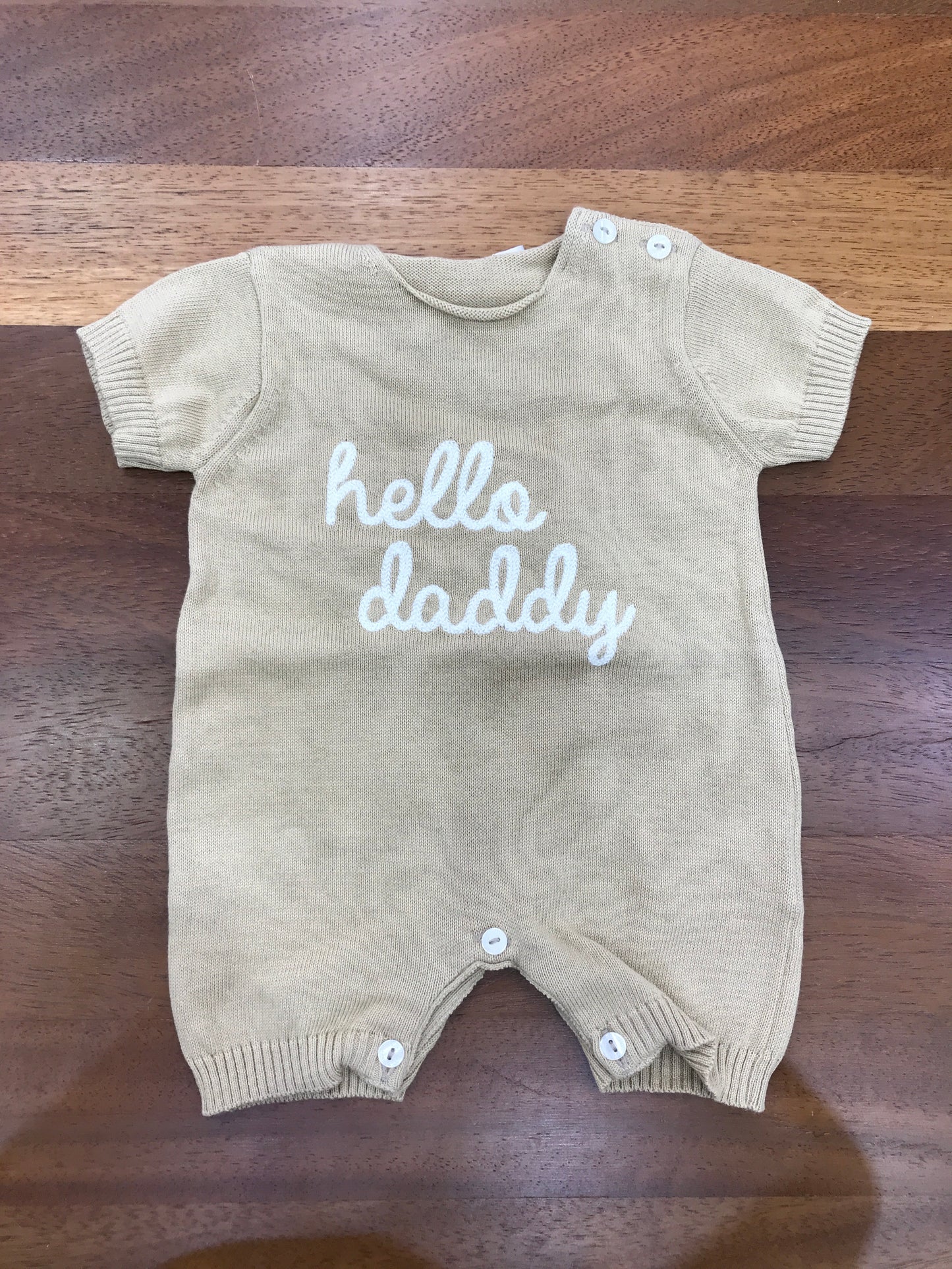 Pagliaccetto Nanan in filo beige mezza manica con scritta ricamata "Hello Daddy"
